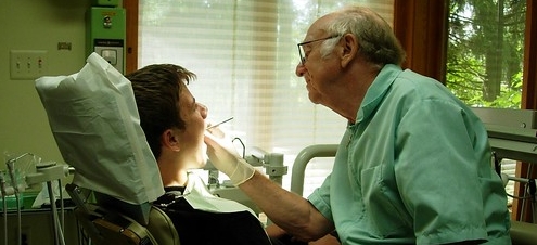 Zahnarzt Witz: Geizige Patientin feilscht mit Zahnarzt